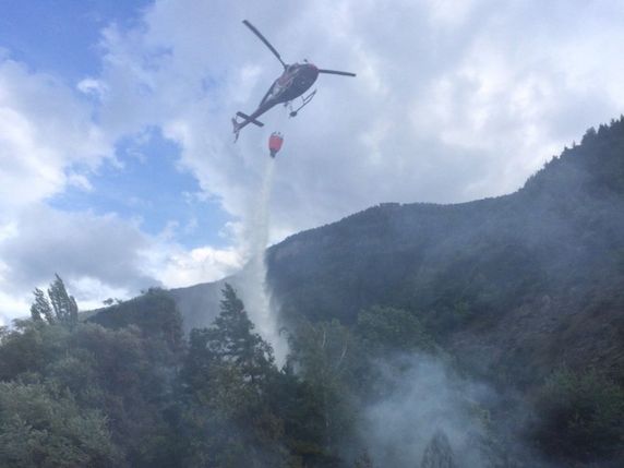 Un feu de broussailles s'est déclaré en fin d'après-midi vers Rarogne (VS). Les pompiers et un hélicoptère sont intervenus pour éteindre l'incendie. © police cantonale valaisanne