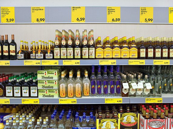 Les Suisses iraient plus facilement acheter de l'alcool de l'autre côté de la frontière (archives). © KEYSTONE/MARTIN RUETSCHI