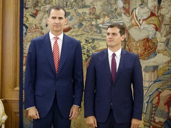 Pour Alberto Rivera (droite), chef de Ciudadanos, ici avec le roi, Mariano Rajoy devrait se retirer s'il le faut pour conclure un accord. © KEYSTONE/EPA EFE POOL/ANGEL DIAZ / POOL