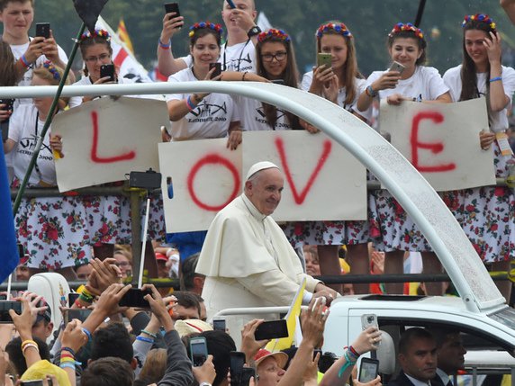 Le pape a été accueilli par quelque 600'000 pèlerins, selon la police. © KEYSTONE/AP/ALIK KEPLICZ