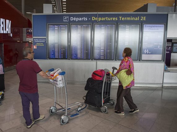 Les passagers d'Air France devront continuer d'observer le panneau des départs pour vérifier si leur vol est maintenu, ou non (archives). © KEYSTONE/EPA/JEREMY LEMPIN
