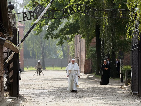 Le pape François prenant la mesure du poids de l'histoire européenne à Auschwitz © KEYSTONE/EPA PAP/PAWEL SUPERNAK