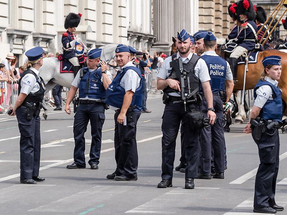 Les forces de l'ordre restent omniprésentes dans les rues de Bruxelles (archives) © KEYSTONE/AP/GEERT VANDEN WIJNGAERT