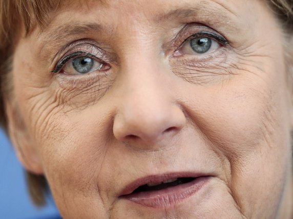 Angela Merkel a réaffirmé jeudi son credo, "Nous allons y arriver" ("Wir schaffen das"), lancé à la fin de l'été 2015, année où l'Allemagne a accueilli plus d'un million de réfugiés. © KEYSTONE/AP/MARKUS SCHREIBER