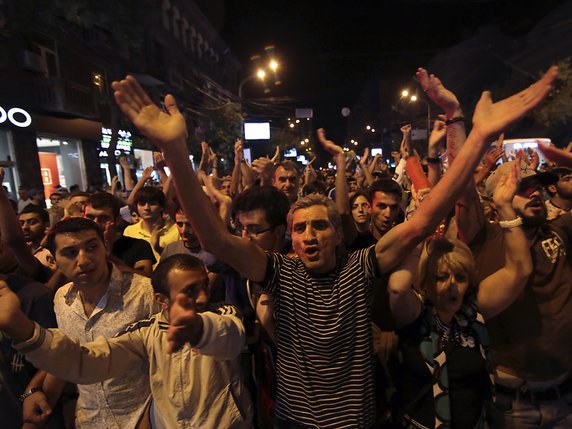 Les opposants au président Serge Sarkissian étaient encore très actifs samedi soir à Erevan © KEYSTONE/AP PAN Photo/ARAM KIRAKOSYAN