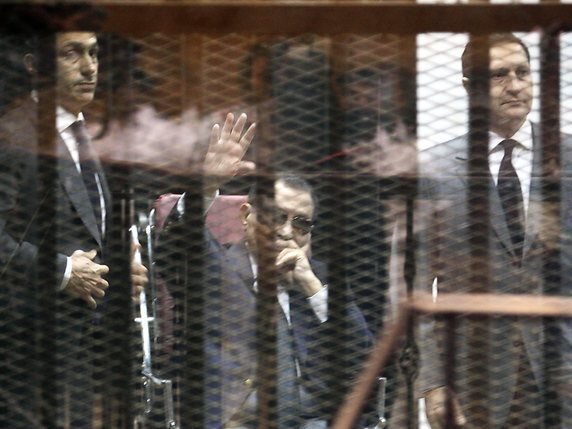 L'ancien président égyptien Hosni Moubarak (au centre), entouré de ses fils Gamal et Alaa (archives). © KEYSTONE/EPA/KHALED ELFIQI