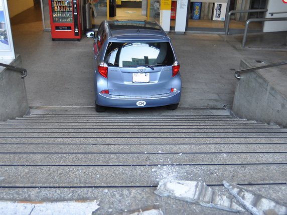 La voiture a roulé jusqu'au bas d'un escalier au lieu d'emprunter l'entrée d'un supposé parking souterrain. © Police cantonale de Bâle-Ville