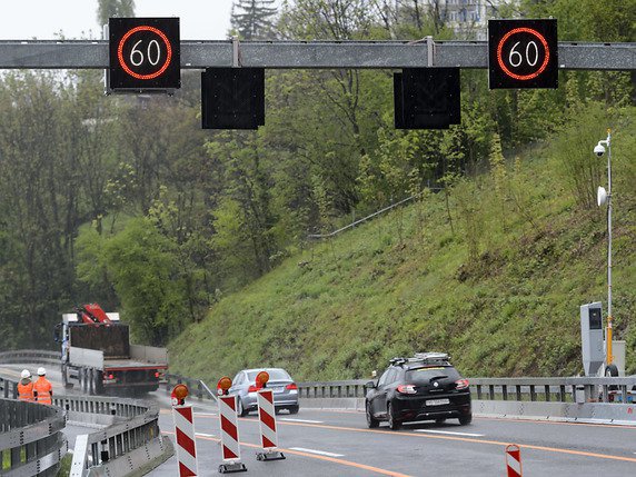 Les travaux autoroutiers exigent des automobilistes qu'ils redoublent d'attention (Photo symbolique). © KEYSTONE/LAURENT GILLIERON
