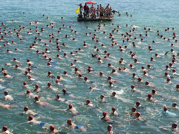 Les nageurs qui ont traversé le lac de Zurich ont pu compter avec le soleil mercredi. © KEYSTONE/ENNIO LEANZA