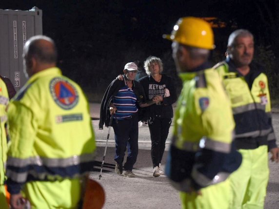 Les recherches de survivants du séisme qui a frappé l'Italie se poursuivent pendant la nuit, notamment à Pescara del Tronto. © KEYSTONE/EPA ANSA/MATTEO CROCCHIONI