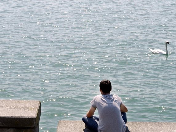 Il y a toujours quelqu'un sur les bords du lac de Zurich. Tout le monde n'est cependant pas prêt à se jeter à l'eau (Photo symbolique). © KEYSTONE/WALTER BIERI
