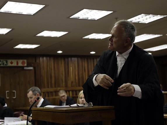 L'avocat d'Oscar Pistorius a critiqué la stratégie du parquet, estimant qu'il souhaitait seulement "punir, punir et punir" son client. © KEYSTONE/AP/THEMBA HADEBE