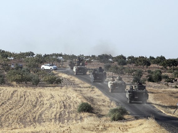 Blindés turcs en route vers la frontière syrienne © KEYSTONE/AP/HALIT ONUR SANDAL