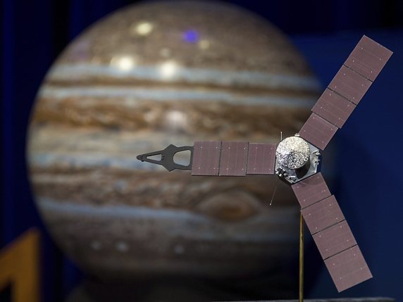 Un modèle réduit de la sonde Juno, qui doit rester en orbite une vingtaine de mois autour de Jupiter (archives). © KEYSTONE/EPA NASA/NASA/AUBREY GEMIGNANI/HANDOUT