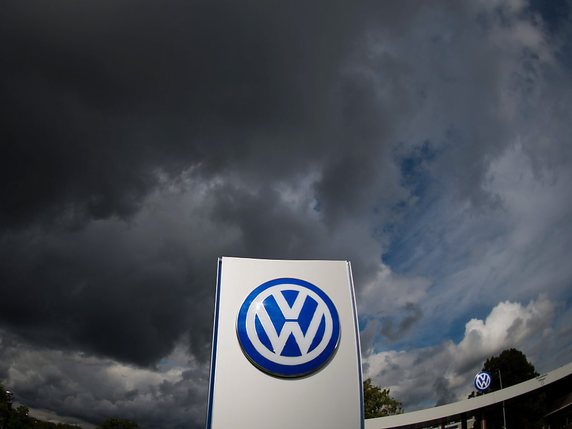 Désigné en septembre dernier comme le fabricant le plus respectueux de l'environnement dans le monde, Volkswagen a depuis vu les nuages s'accumuler (archives). © KEYSTONE/EPA DPA/JULIAN STRATENSCHULTE