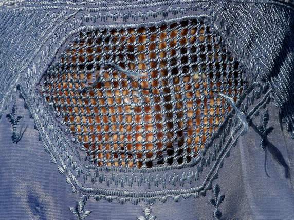 La burqa est un voile intégral d'origine afghane porté par les femmes principalement en Afghanistan, au Pakistan et en Inde (archives). © KEYSTONE/AP/Musadeq Sadeq