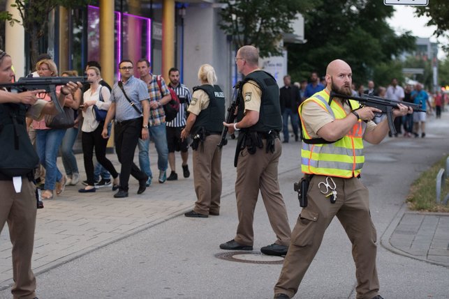 Les forces de l'ordre procèdent à des évacuations à proximité du centre commercial Olympia de Munich, vendredi. © KEYSTONE