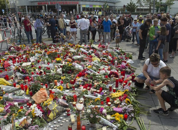 De nombreuses personnes se sont réunies en mémoire des victimes de la fusillade de vendredi soir. © KEYSTONE