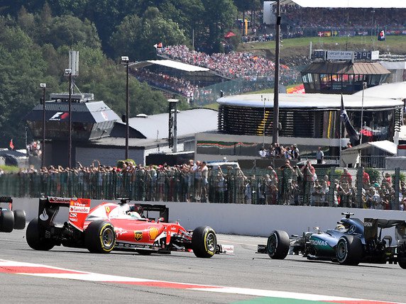 Vettel en mauvaise posture au départ © KEYSTONE/AP/GEERT VANDEN WIJNGAERT