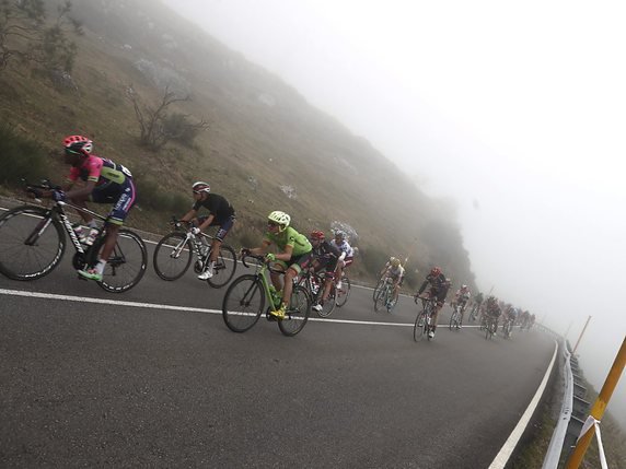 Un peloton à vive allure sur la Vuelta et au final c'est David De la Cruz qui s'est imposé en s'emparant du maillot rouge © KEYSTONE/EPA EFE/JAVIE LIZON