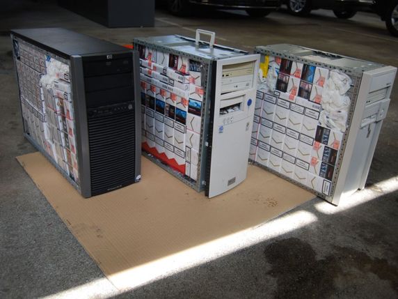 Les 2400 paquets de cigarettes de contrebande étaient dissimulés dans un kayak et des ordinateurs. © Administration fédérale des douanes