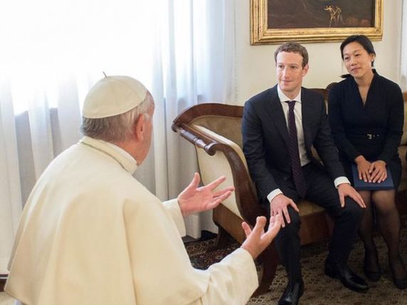 Mark Zuckerberg et sa femme Priscilla Chan ont été reçus à la résidence Sainte-Marthe, où vit le pape François. © Keystone/AP L'Osservatore Romano/