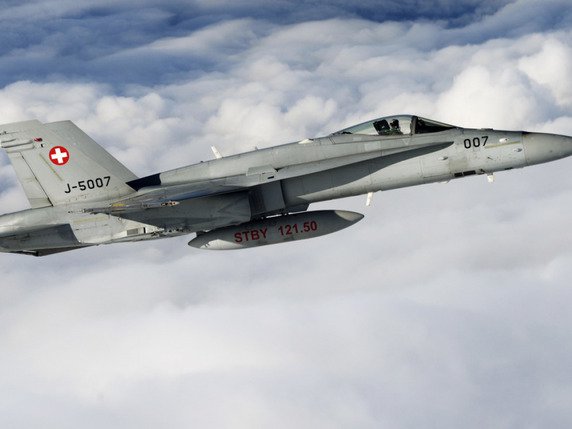 Des recherches sont en cours pour retrouver le F/A-18 de l'armée de l'air suisse disparu lundi après-midi (archives). © Keystone/STEFFEN SCHMIDT