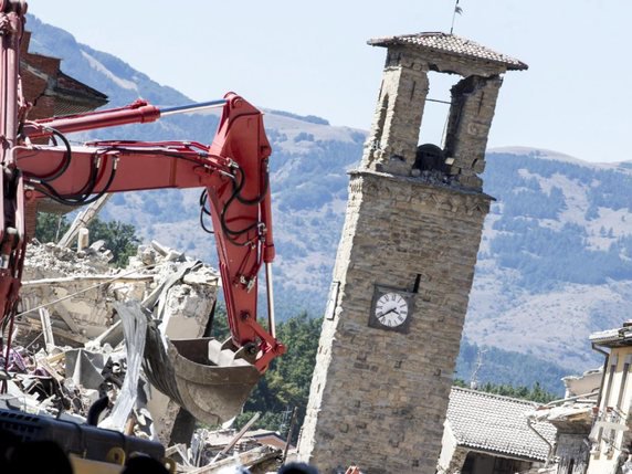 Cinq jours après le séisme, les travaux de déblaiement se poursuivent à Amatrice. © KEYSTONE/EPA ANSA/MASSIMO PERCOSSI