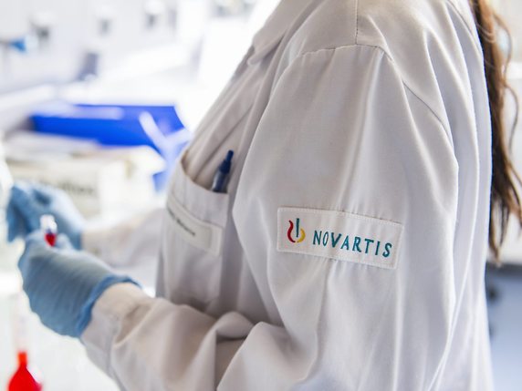 L'Erelzi de Novartis est une version générique et biosimilaire du traitement des maladies auto-immunes Enbrel, développé par le numéro un mondial des biotechnologies Amgen (image symbolique). © KEYSTONE/YANNICK BAILLY