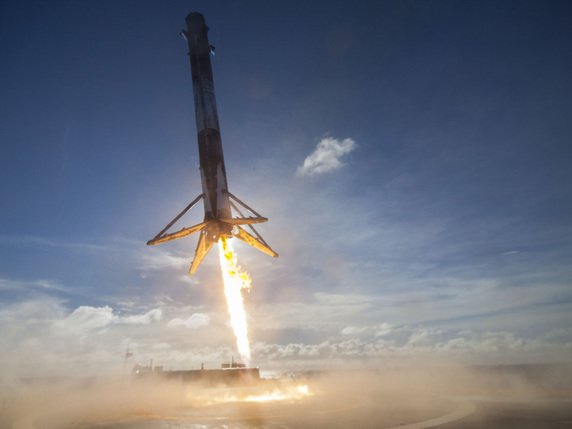 La société américaine SpaceX lancera un satellite commercial à bord d'une fusée Falcon 9 ayant déjà volé vers la fin de l'année pour le compte de la société luxembourgeoise SES (archives). © KEYSTONE/AP SpaceX/HONS
