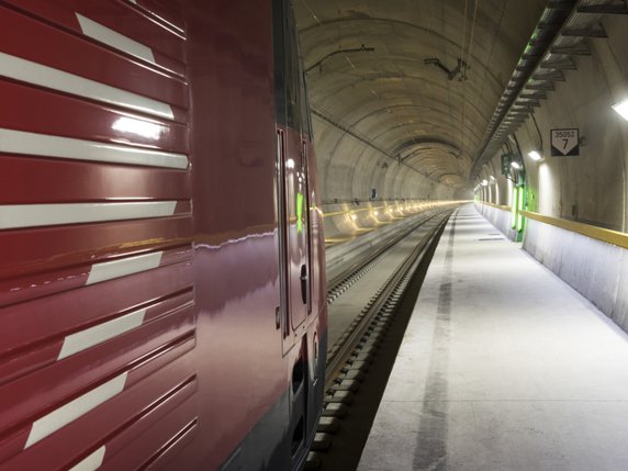 Les courses spéciales du train "Gottardino", reliant Flüelen (UR) à Biasca (TI) à travers le tunnel de base du Gothard, connaissent un franc succès (archives). © KEYSTONE/CHRISTIAN BEUTLER