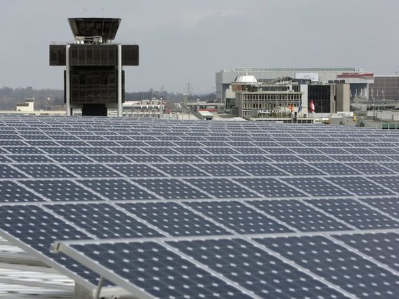 En dix ans, le canton de Genève a augmenté sa production d'énergie solaire de telle sorte à couvrir désormais la consommation de 9400 ménages. La centrale photovoltaïque située sur le toit de Genève Aéroport a été inaugurée en 2006 (archives). © KEYSTONE/MARTIAL TREZZINI