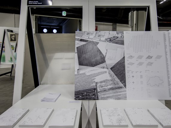 L'Office fédéral de la culture (OFC) remet chaque année les Prix suisses de design, comme en 2015 à l'artiste Giliane Cachin pour le design graphique, avec "Extreme Geography" (ci-contre). © Keystone/PATRICK STRAUB