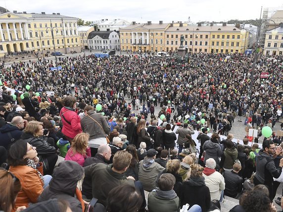 Plus de 15'000 personnes ont manifesté contre le racime à Helsinki. © KEYSTONE/EPA COMPIC/KIMMO BRANDT