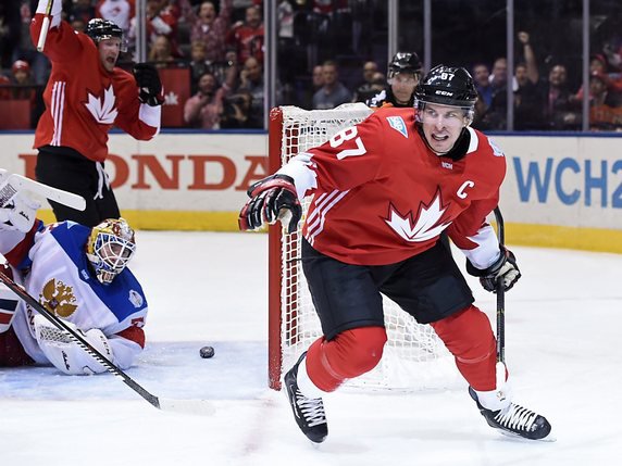 Sidney Crosby ouvre le score pour le Canada en demi-finale contre la Russie. © KEYSTONE/AP CP/NATHAN DENETTE