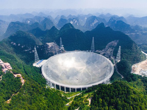 Le dispositif d'écoute d'un diamètre de 500 mètres est installé entre des collines karstiques. © KEYSTONE/AP Xinhua/LIU XU