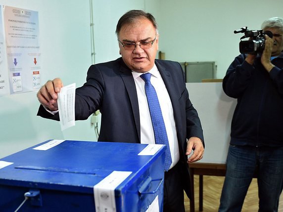 Le leader politique des Serbes de Bosnie, Milorad Dodik, au moment de voter. © KEYSTONE/EPA/VLADIMIR STOJKOVIC