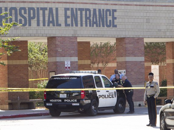 Une voiture de police devant l'hôpital d'Houston. Les motifs du tireur restent pour l'instant peu clairs (image symbolique). © Keystone/AP Houston Chronicle/BRETT COOMER