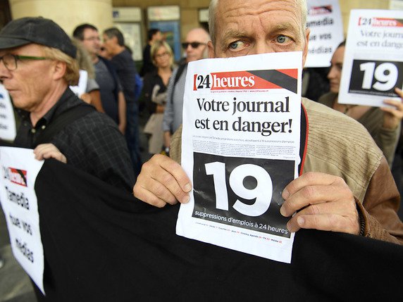 La presse régionale menacée après l'annonce d'une nouvelle restructuration à 24 heures et à la Tribune de Genève. © KEYSTONE/LAURENT GILLIERON