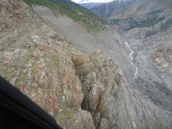Une masse de 200 millions de mètres cubes de terre et de roche est en mouvement à Riederalp (VS) sur la rive gauche du glacier d'Aletsch. Elle avance d'environ 20 centimètres par jour. Les sentiers pédestres de la région ont été fermés. © Etat du Valais