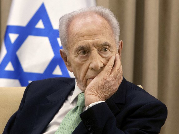 Shimon Peres s'est éteint dans la nuit de mardi à mercredi à l'âge de 93 ans, deux semaines après avoir été victime d'un accident vasculaire cérébral (AVC) majeur accompagné d'une hémorragie interne (archives). © KEYSTONE/AP/SEBASTIAN SCHEINER