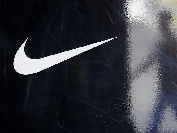 Nike pâtit de la concurrence d'Under Armour et d'Adidas, qui lui grappillent des parts de marché aux Etats-Unis et en Chine (image symbolique). © KEYSTONE/AP/Gregory Bull