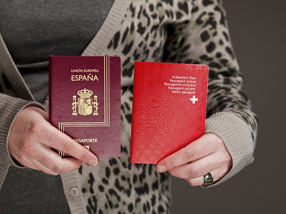 Les petits-enfants d'immigrés devraient affronter moins de tracas s'ils veulent obtenir le passeport suisse (archives). © KEYSTONE/GAETAN BALLY