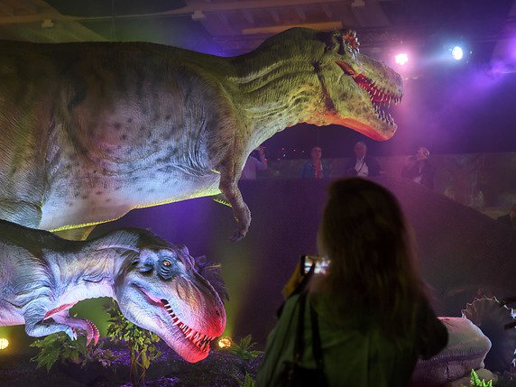 Une soixantaine de specimens de dinosaures animés sont présentés dans la Halle 7 de Palexpo à Genève. © KEYSTONE/MARTIAL TREZZINI
