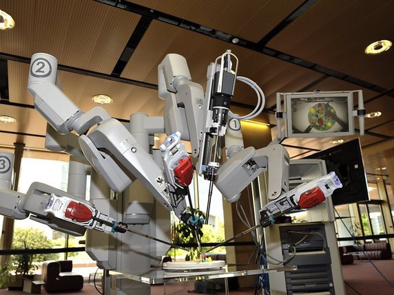 Un robot chirurgical de la Clinique Générale-Beaulieu, établissement genevois spécialisé notamment dans l'orthopédie et la chirurgie générale que Swiss Medical Network pourra inclure à son réseau (archives). © KEYSTONE/MARTIAL TREZZINI