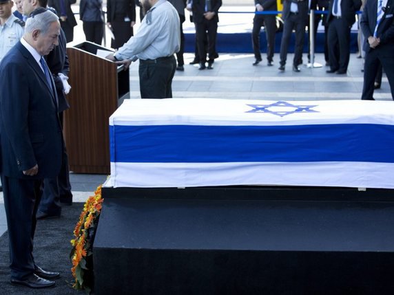 Le premier ministre israélien Benjamin Netanyahu se recueille devant le cercueil de Shimon Peres jeudi au parlement à Jérusalem. © Keystone/EPA/ABIR SULTAN