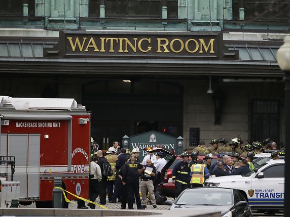 Pompiers et policiers étaient nombreux sur les lieux de l'accident à Hoboken. © KEYSTONE/AP/JULIO CORTEZ