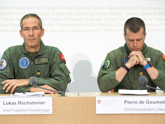 Les Forces aériennes suisses affichaient la consternation au lendemain du crash d'un Super Puma dans le massif du Gothard. © KEYSTONE/ANTHONY ANEX