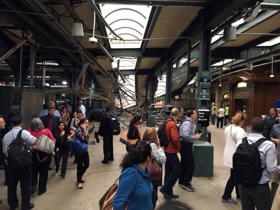 Une partie du plafond de la gare s'est effondré suite à l'accident de train. © KEYSTONE/AP Brian Farnham