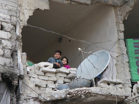 Le Cluster éducation estime à 94'260 le nombre d'enfants âgés de 5 à 17 ans dans la partie Est de la ville d'Alep. Et selon Save the Children, plus de 300 enfants y ont été tués ou blessés au cours des cinq derniers jours (image symbolique). © KEYSTONE/AP www.kp.ru/ALEXANDER KOTS